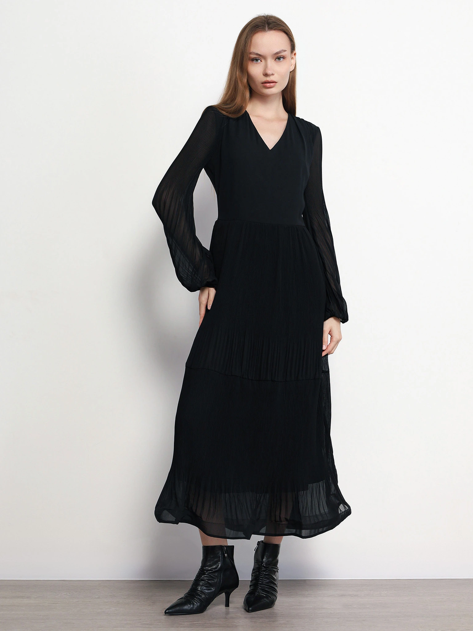 Платье плиссированное с отрезной линией талии